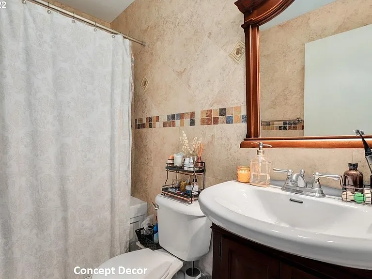 Top front en suite bathroom with concept decor.