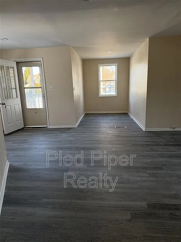 3 bed, 1.0 bath, 1252 sqft, $1,300 — Photo 4