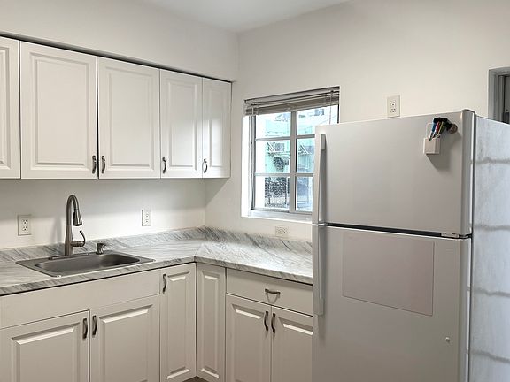 4th image of 916 W 42nd St APT 103