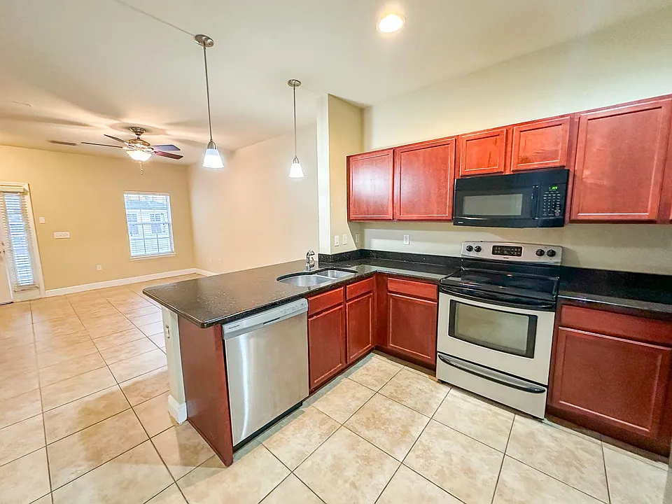 2942 SW 35th Pl #33