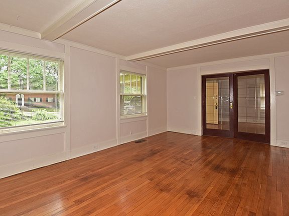5th image of 909 E 47th St