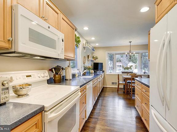 4th image of 7811 Baxter Ct