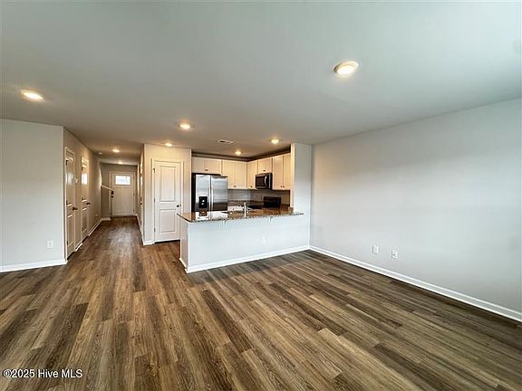 4th image of 3141 Lobelia Ln