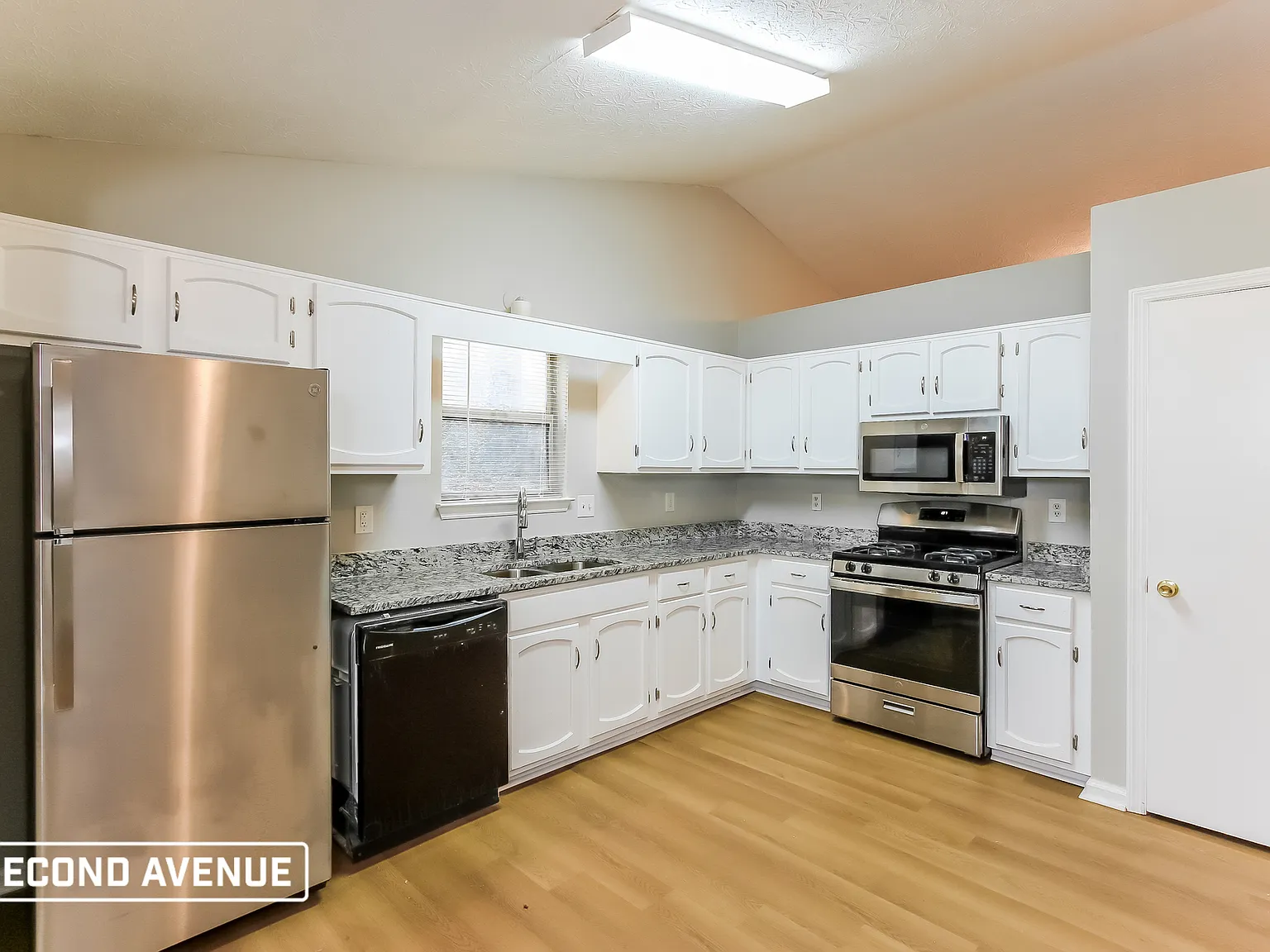 3 bed, 2.5 bath, 1803 sqft, $1,950 — Photo 3