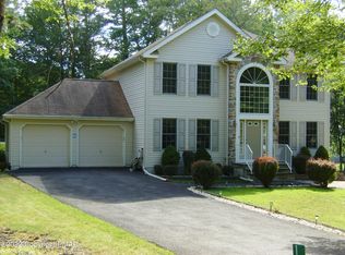 1105 Long Lake Rd, Tamiment, PA 18371