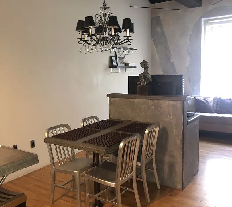1 W 6th St