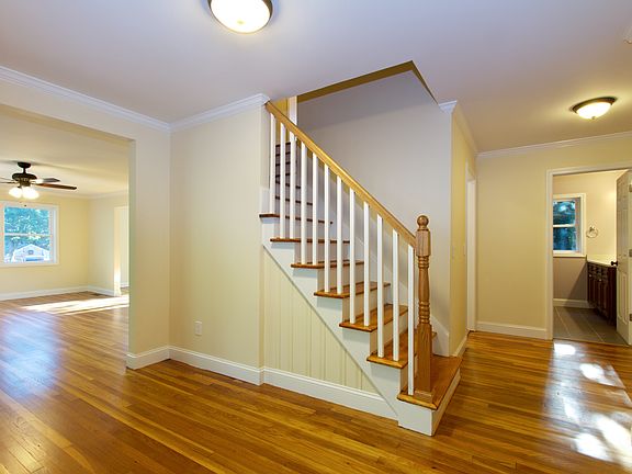4th image of 1569 Hanover St