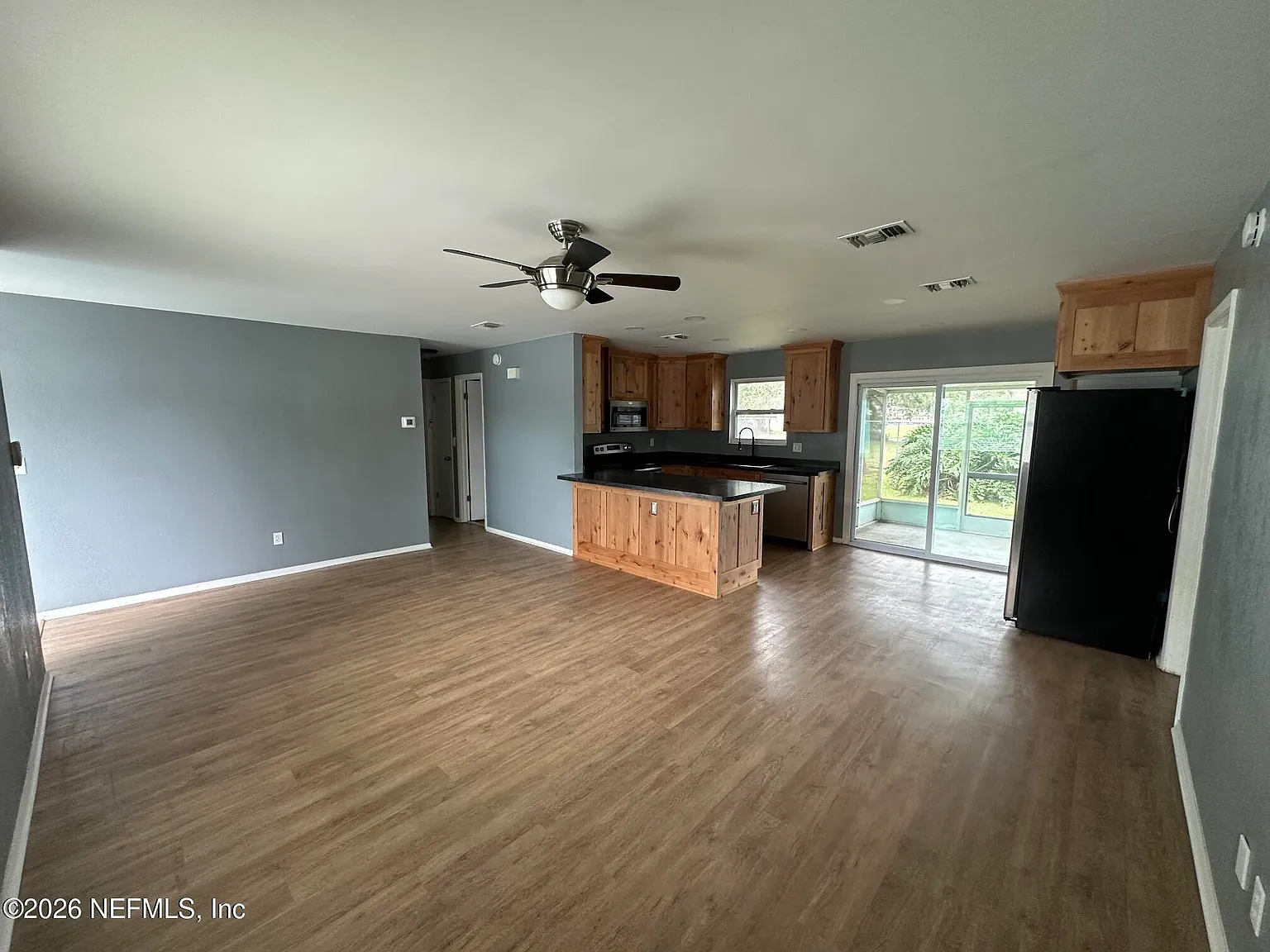 3 bed, 2.0 bath, 1188 sqft, $2,300 — Photo 2