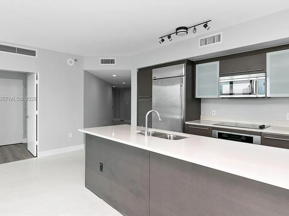 500 Brickell Ave #1801