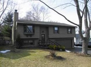 124 Lakewood Dr, Oakwood Hills, IL 60013