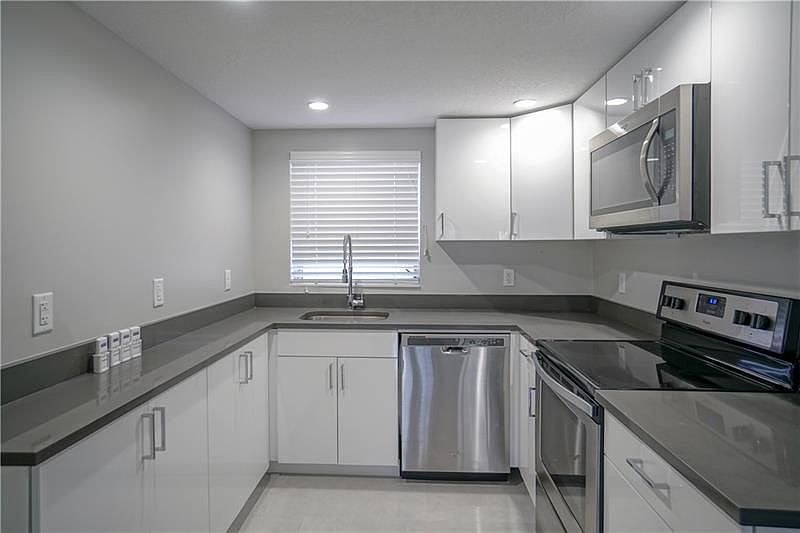 1st image of 640 NE 7th Ave APT 6