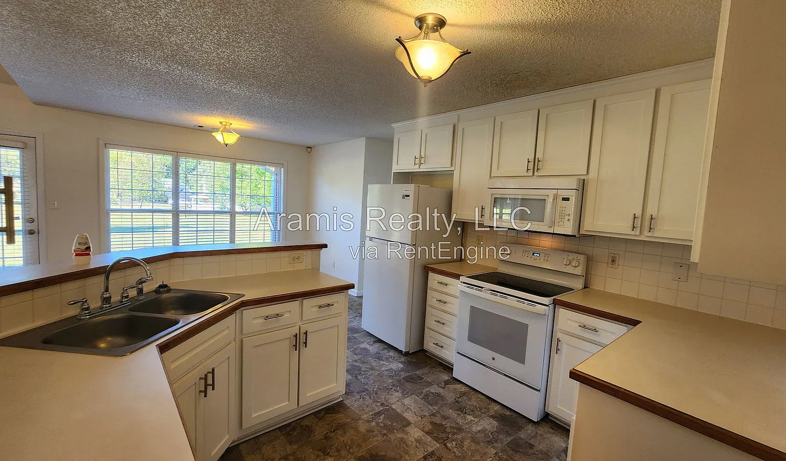 3 bed, 2.0 bath, 1956 sqft, $1,895 — Photo 4