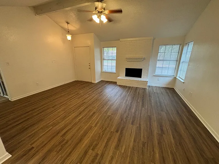 2514 Livingston Ln — Photo 4
