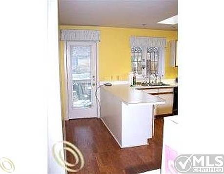 Entrance to back deck.jpg