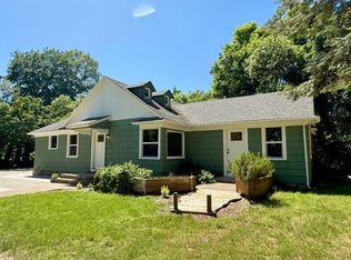 377 Pelton Ln, Gold Hill, OR 97525