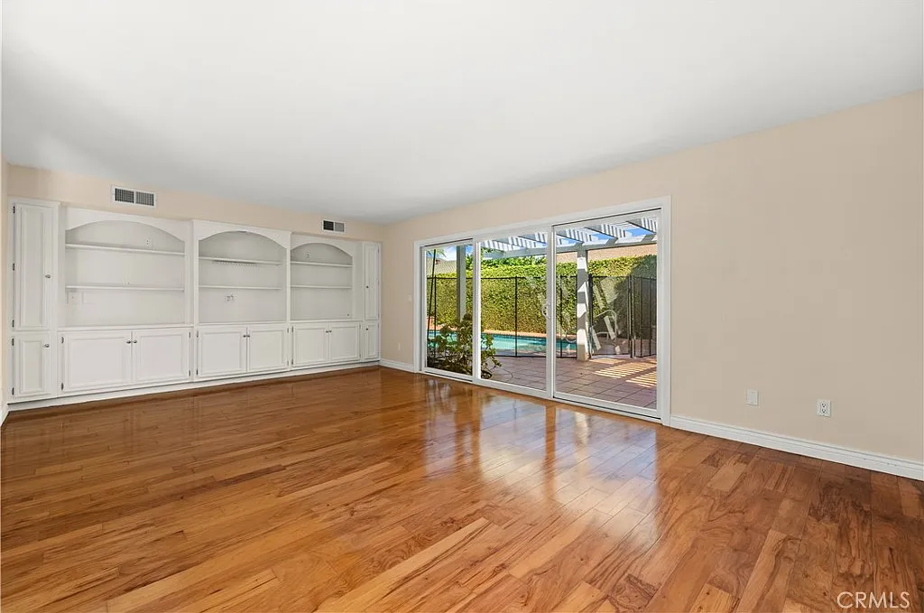 5 bed, 2493 sqft, $6,500 — Photo 4