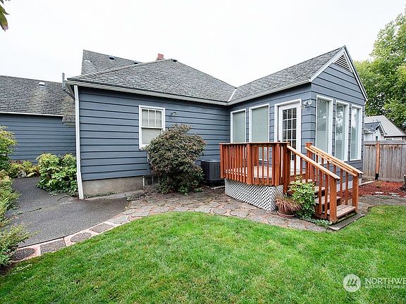 3rd image of 1225 E Alder