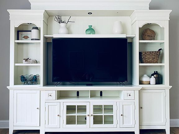 Large entertainment center, high speed internet included