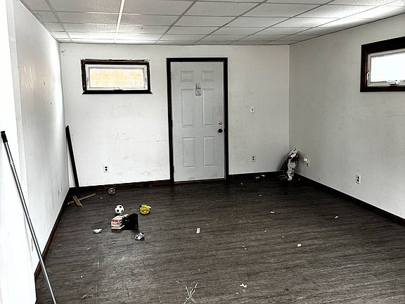 4th image of 105 Main St