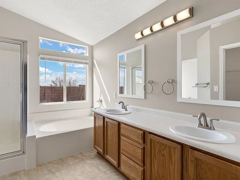 6136 Vaughn Dr NE — Photo 10