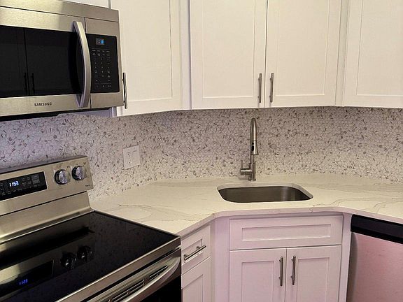 4th image of 2018-2032 Walnut St #7M