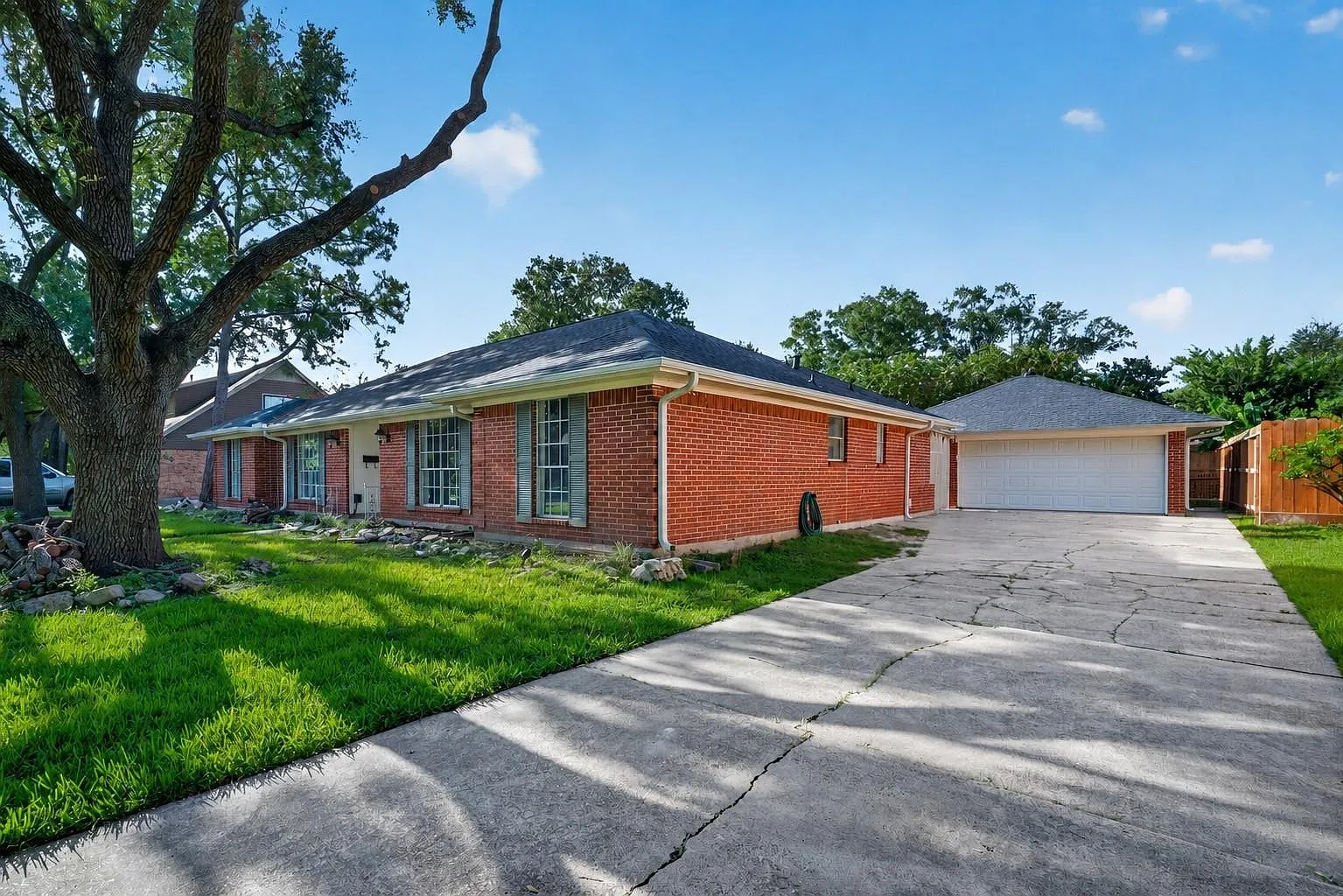 4 bed, 2.5 bath, 2431 sqft, $2,850 — Photo 2