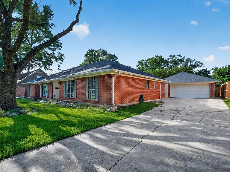 3910 Chile Dr — Photo 2