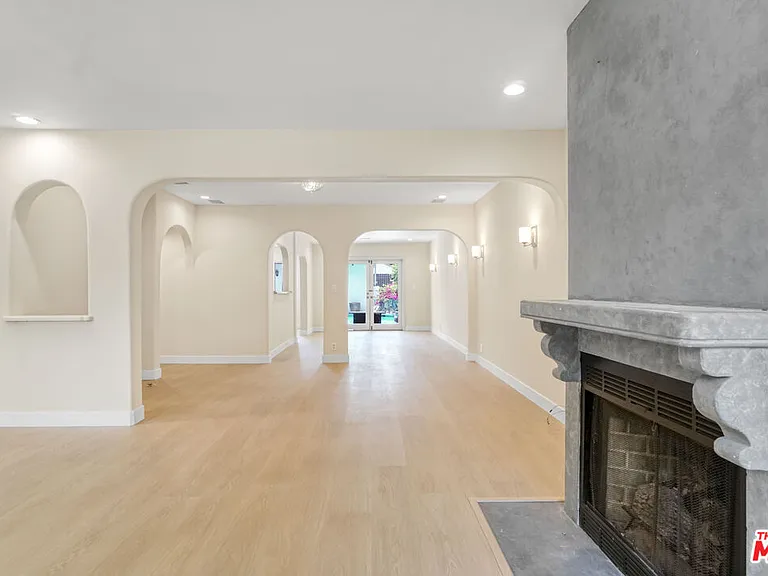 209 N Doheny Dr — Photo 7