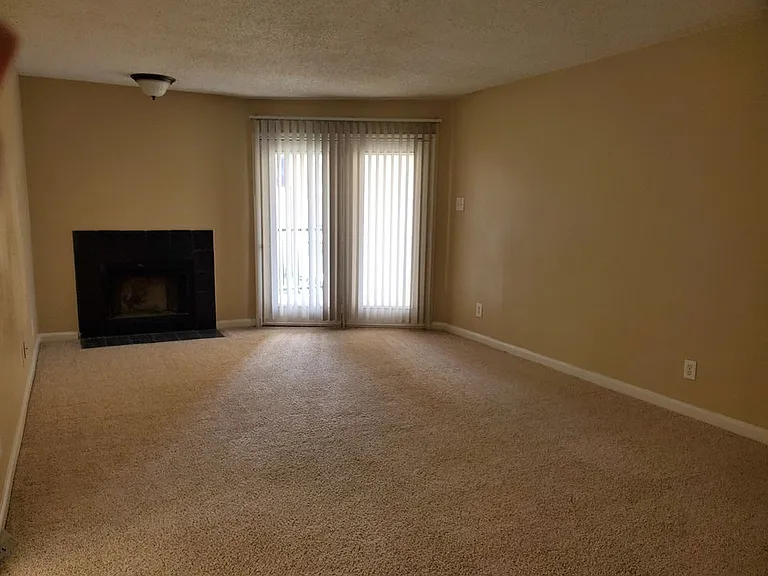 PLAZA VERDE CONDOS — Photo 7