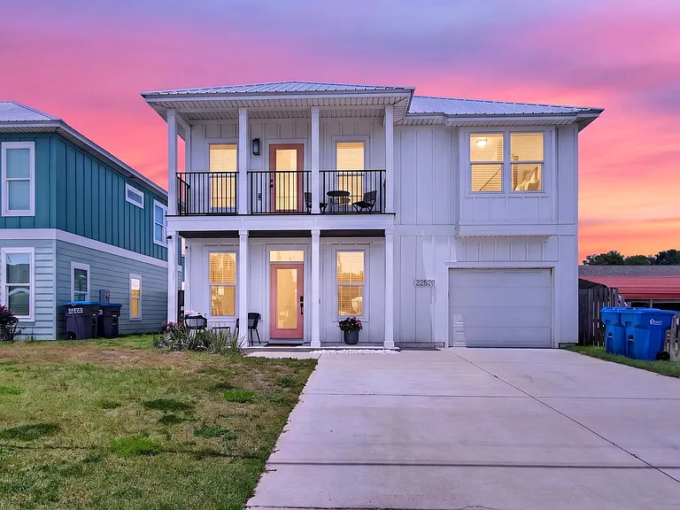 22520 Lakeview Dr — Photo 1
