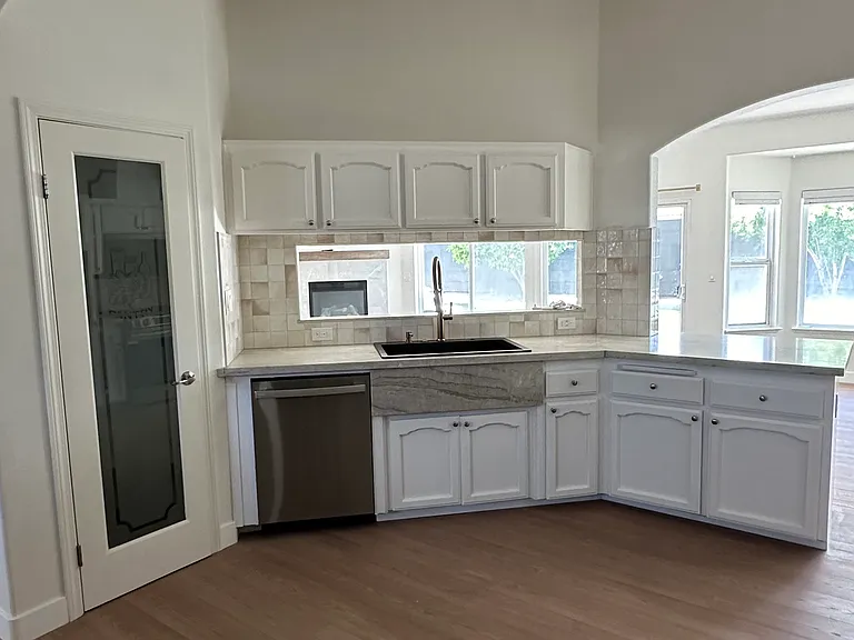 1555 Taylor Ln — Photo 24