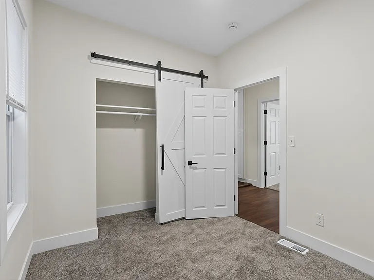 306 12th Ave NE #1 — Photo 8