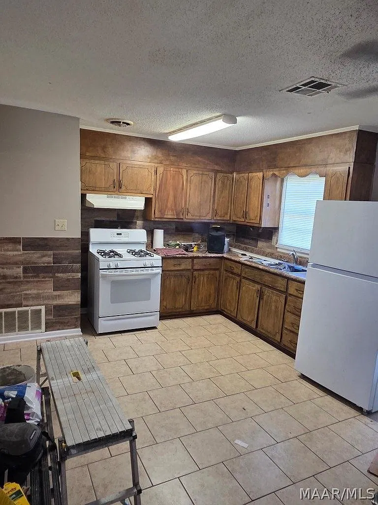 3 bed, 2.0 bath, 1015 sqft, $1,250 — Photo 3