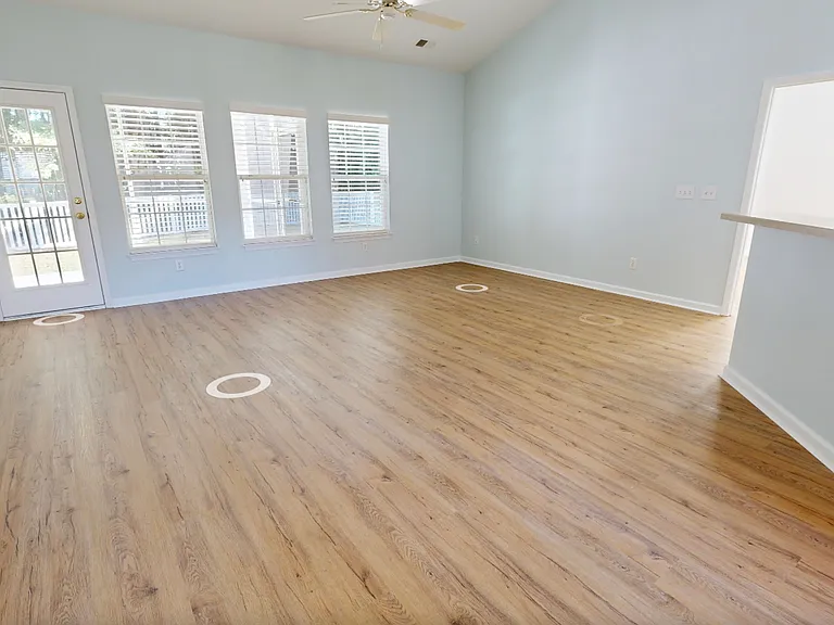 409 Oxner Ct — Photo 6