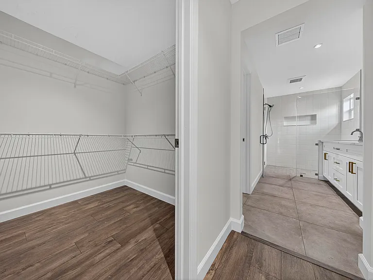 410 NE 34th St — Photo 23