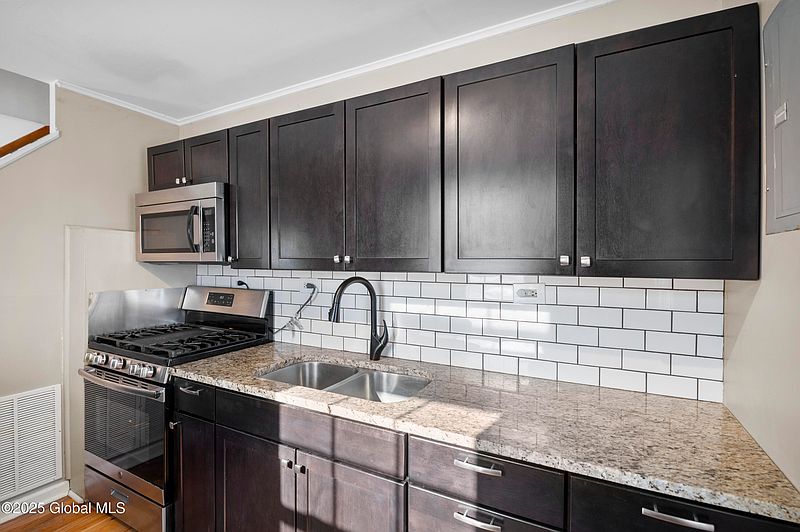 4th image of 1048 Helen Street