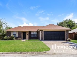 6401 Freedom Ct, Arlington, TX 76002