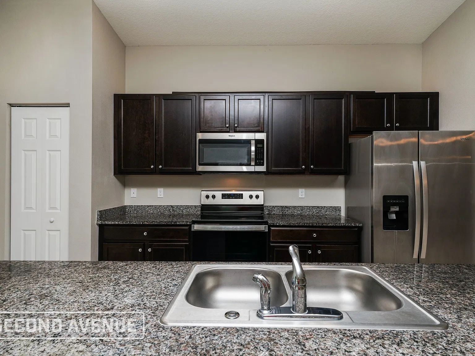 4 bed, 2.0 bath, 1833 sqft, $1,999 — Photo 3