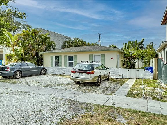 4th image of 1633 NE 4th Pl APT 1