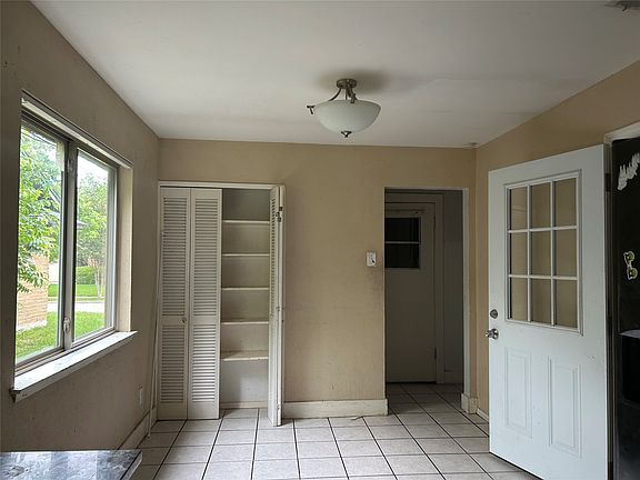 5th image of 4829 Wildbriar Dr