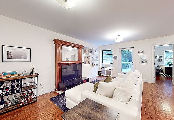 4th image of 155 W 75th St
