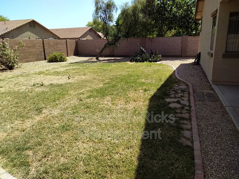 1154 E Locust Dr — Photo 16