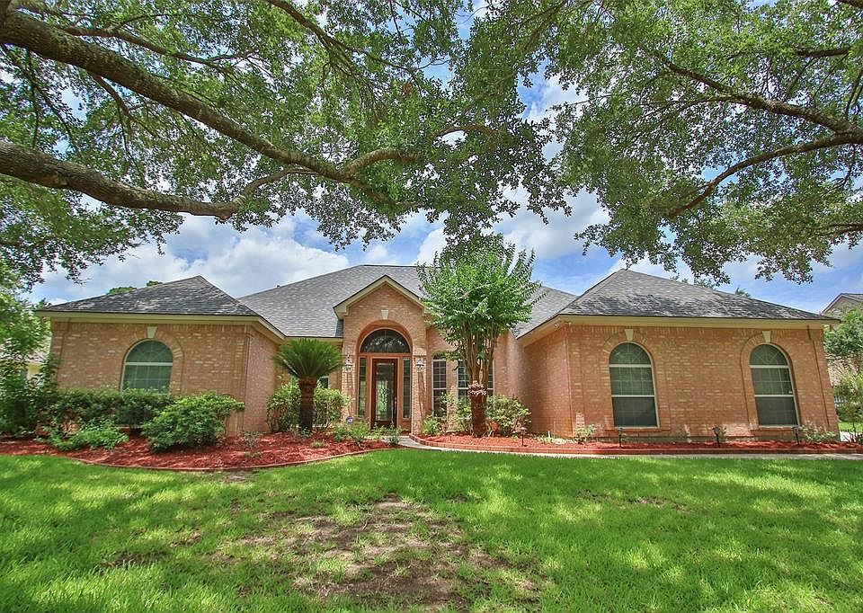 Nestled high on a hill and shaded by beautiful oak trees. The lot is among those with the highest elevation in Harris County. No need to ever worry about flooding here! Powder Mill is a stunning, mature neighborhood with many gorgeous trees and quali