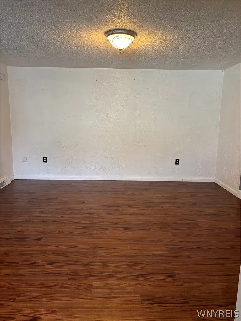 3 bed, 2.0 bath, 1977 sqft, $1,950 — Photo 4