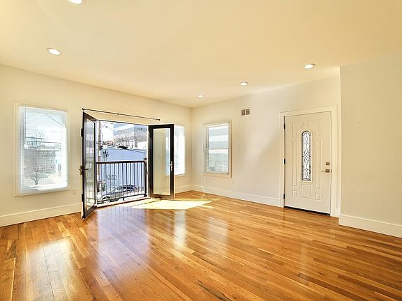 4th image of 8 Yale Ave