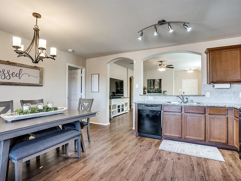 1606 Meadow Creek Dr — Photo 11