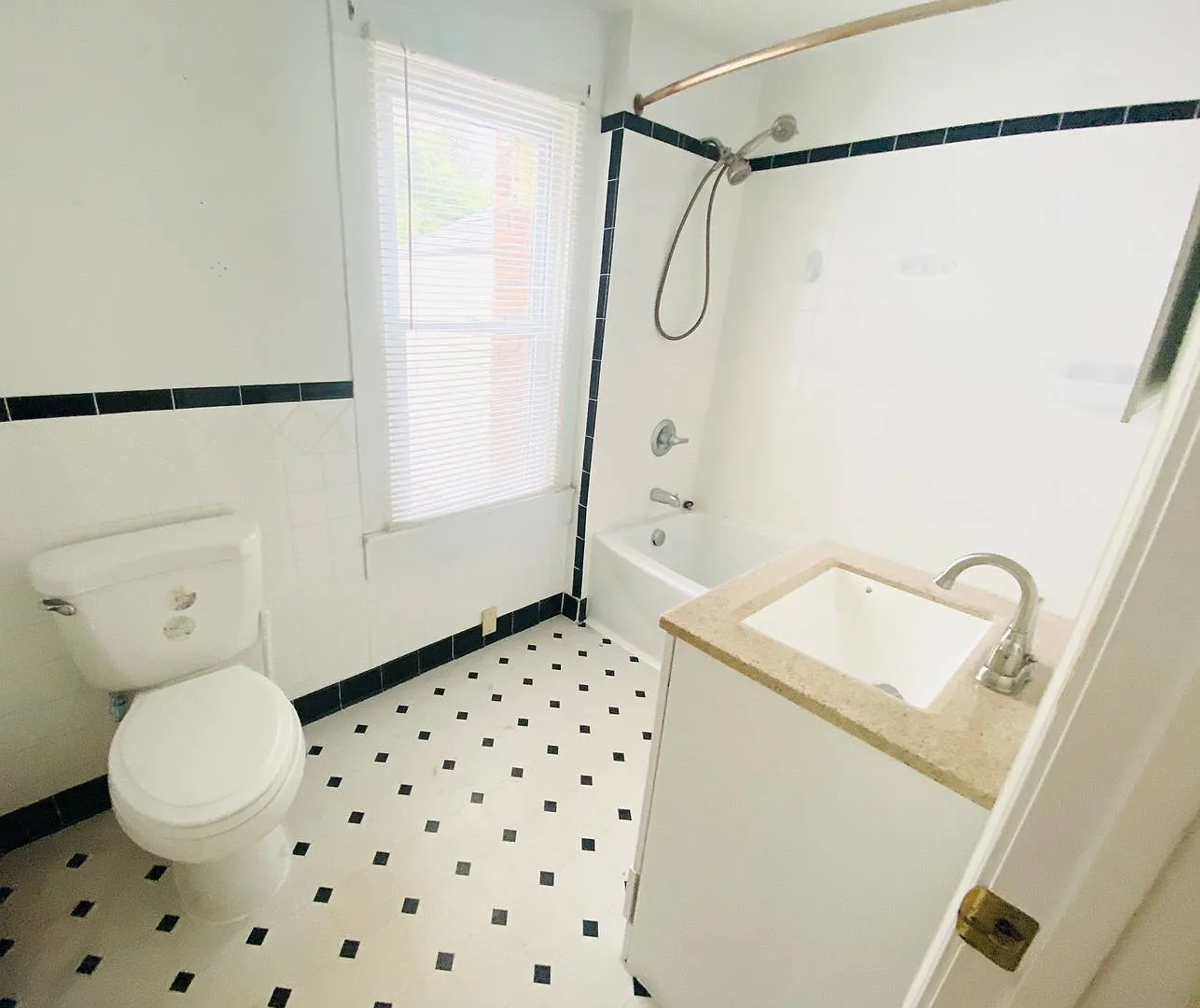 409 W Colonial Ave — Photo 2