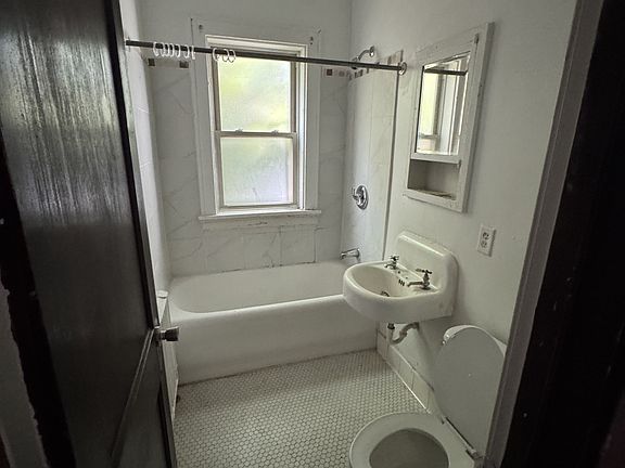 4th image of 823 S 22nd St #3