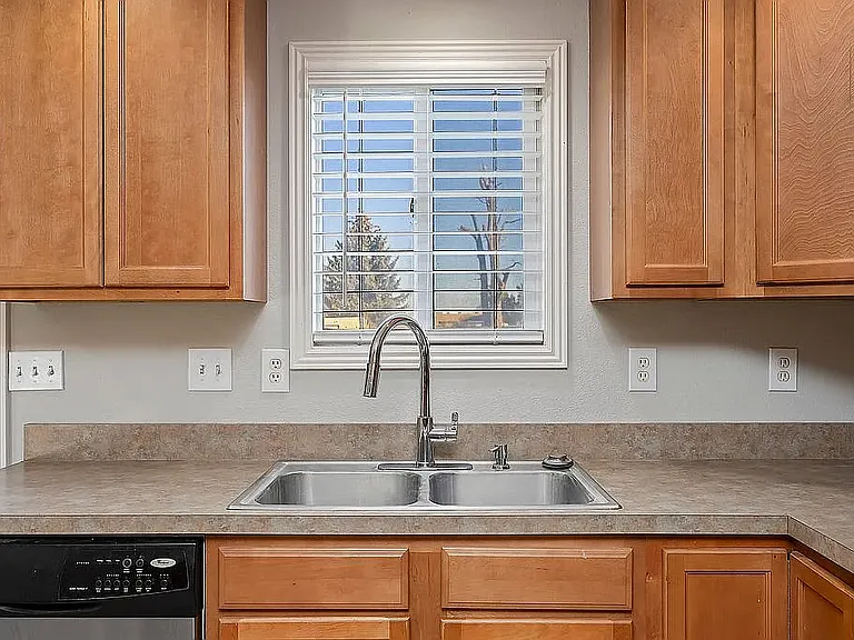 710 Taylor St W — Photo 12
