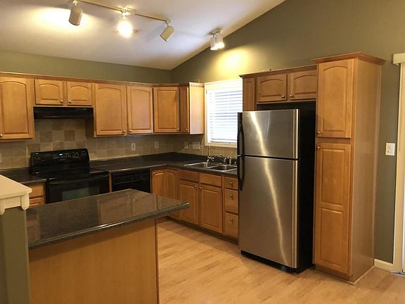 4th image of 880 Lauderdale Dr